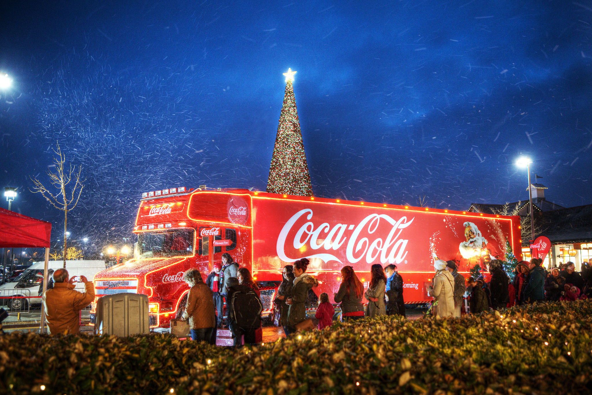 Новая реклама нового года. Рождественский грузовик Coca-Cola. Грузовик Coca Cola в парке Горького. Машина Кока кола Новогодняя. Новогодний Караван Кока-кола.